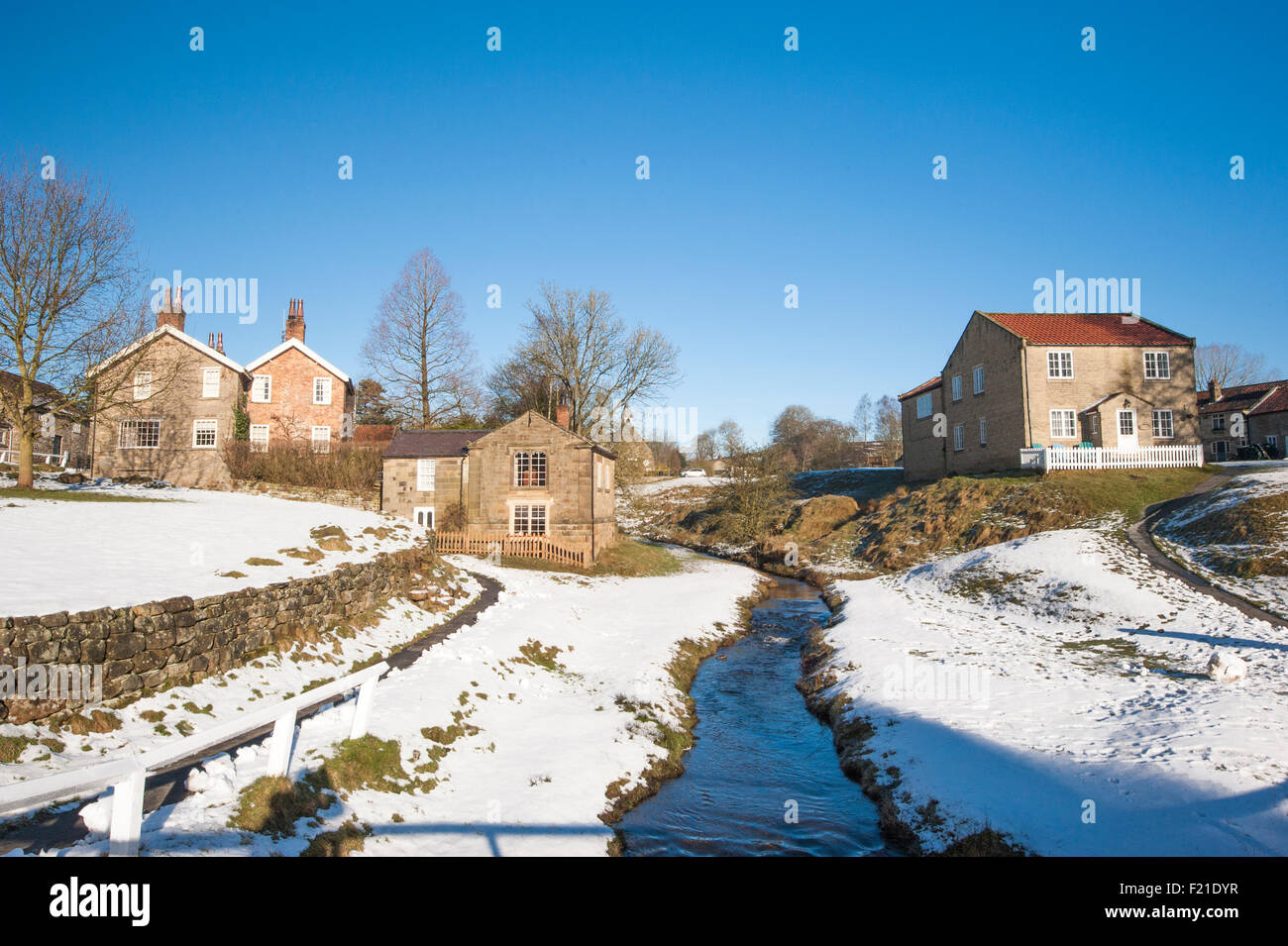 Querformat einer ländlichen englischen Landschaft Dorf Szene mit traditionellen Hütten und stream Stockfoto