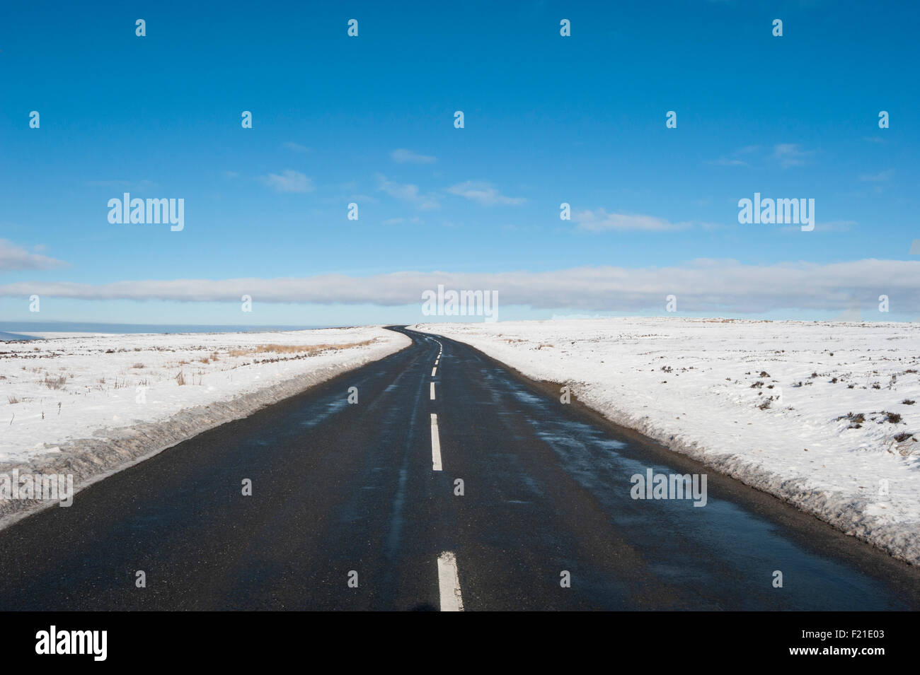 Landstraße gehen in Ferne durch englische ländliche Winterszene Stockfoto