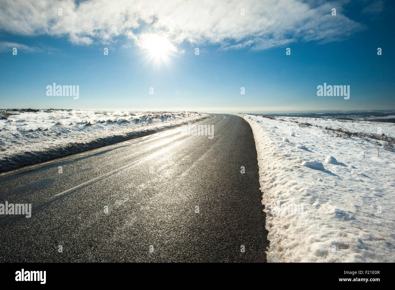 Landstraße gehen in Ferne durch englische ländliche Winterszene Stockfoto