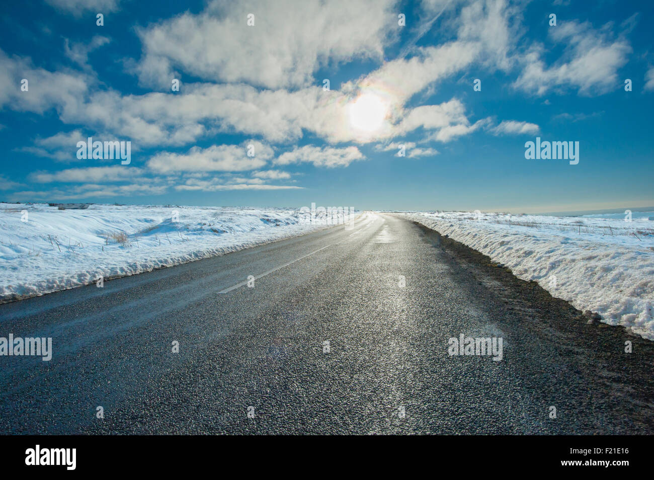 Landstraße gehen in Ferne durch englische ländliche Winterszene Stockfoto