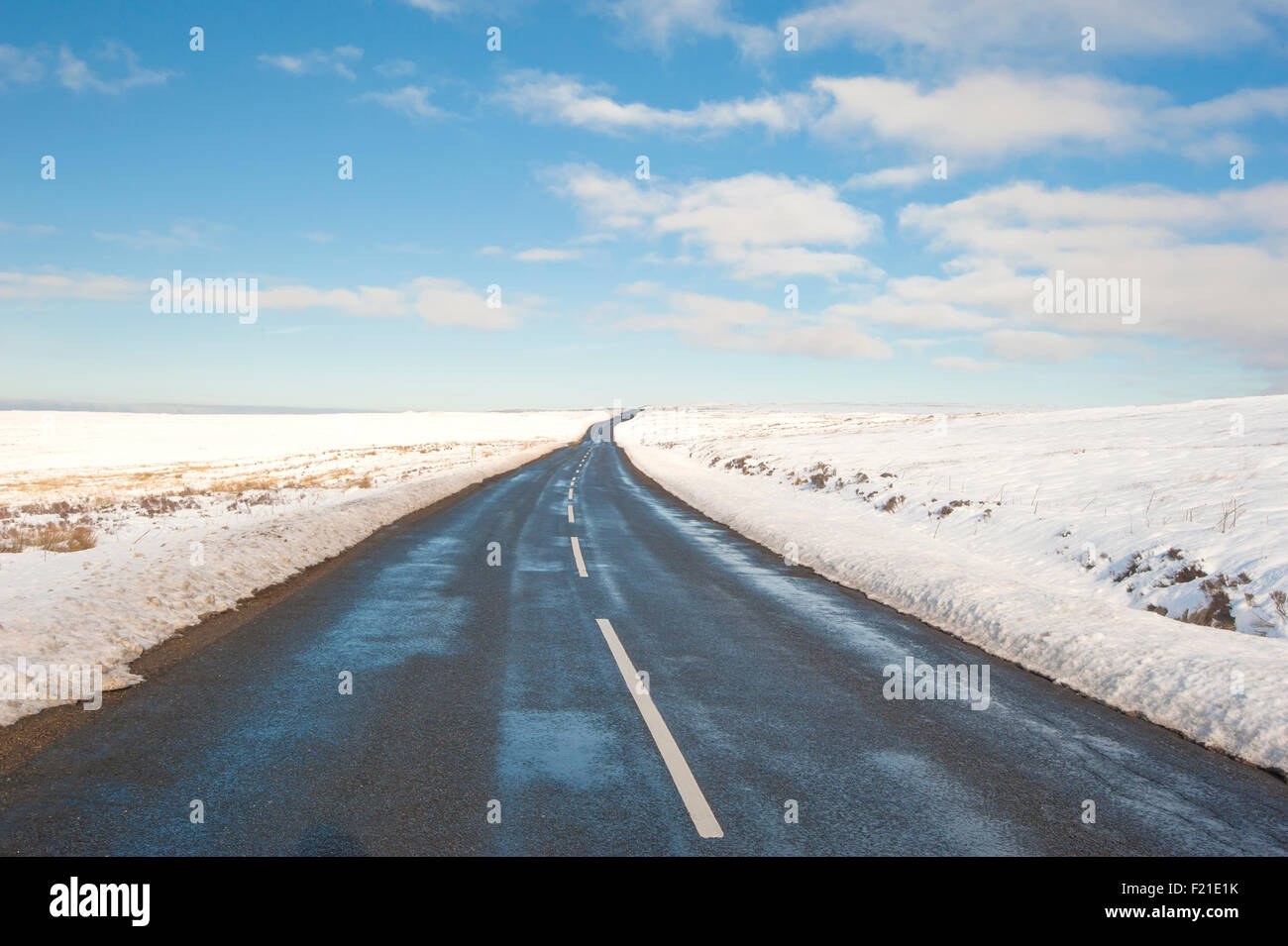 Landstraße gehen in Ferne durch englische ländliche Winterszene Stockfoto