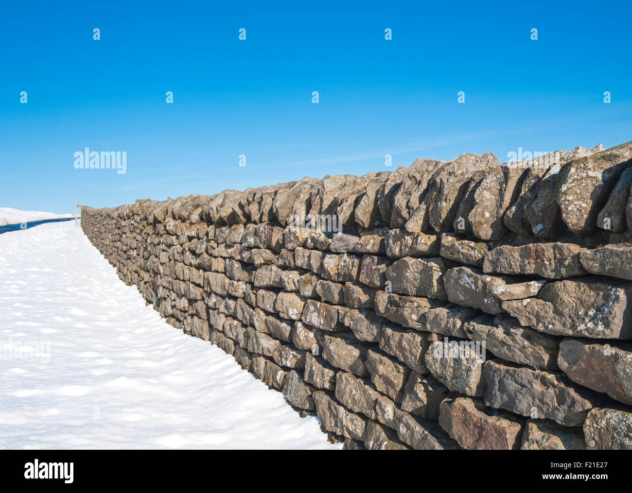 Trockenen Steinmauer in englischen tief verschneiten Landschaft des ländlichen Raums Winterlandschaft Stockfoto