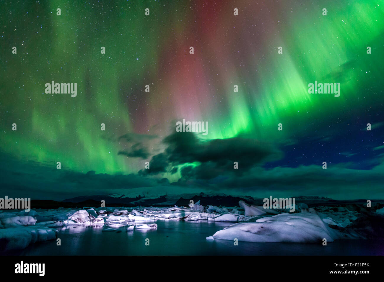 Aurora Borealis über Jökulsárlón Lagune in Island Stockfoto