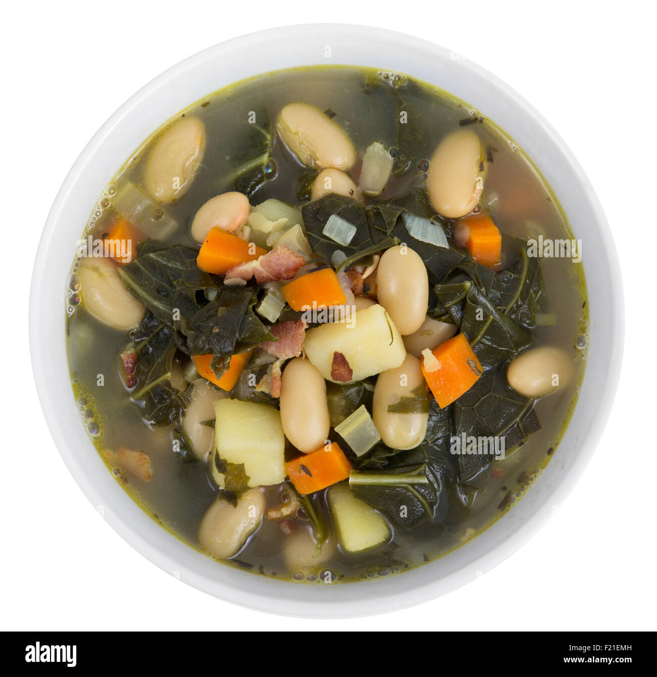 weiße Bohnen Speck und Grünkohl gesunde Suppe Schüssel Closeup über weiß Stockfoto
