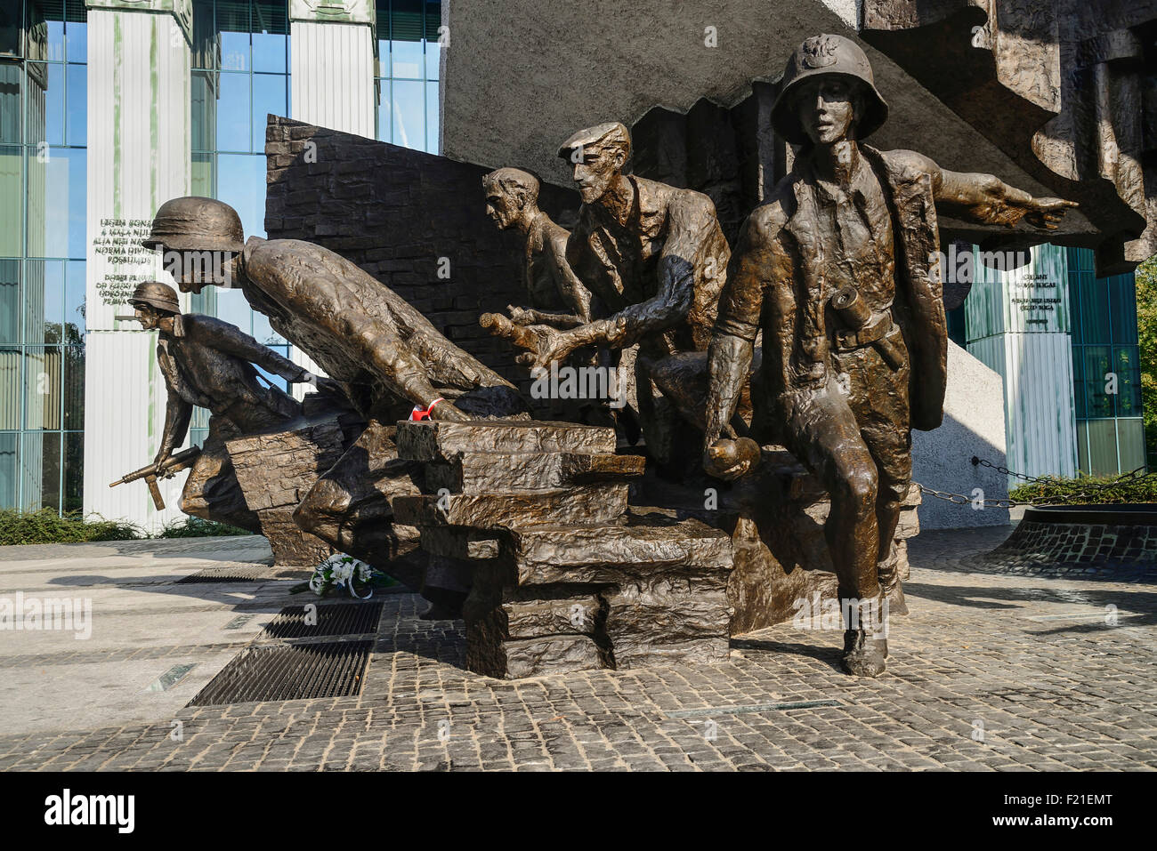 Polen Warschau Denkmal des Warschauer Aufstandes einen anderen Abschnitt des Denkmals zeigt eine Gruppe von polnischen Aufständischen aktiv Stockfoto