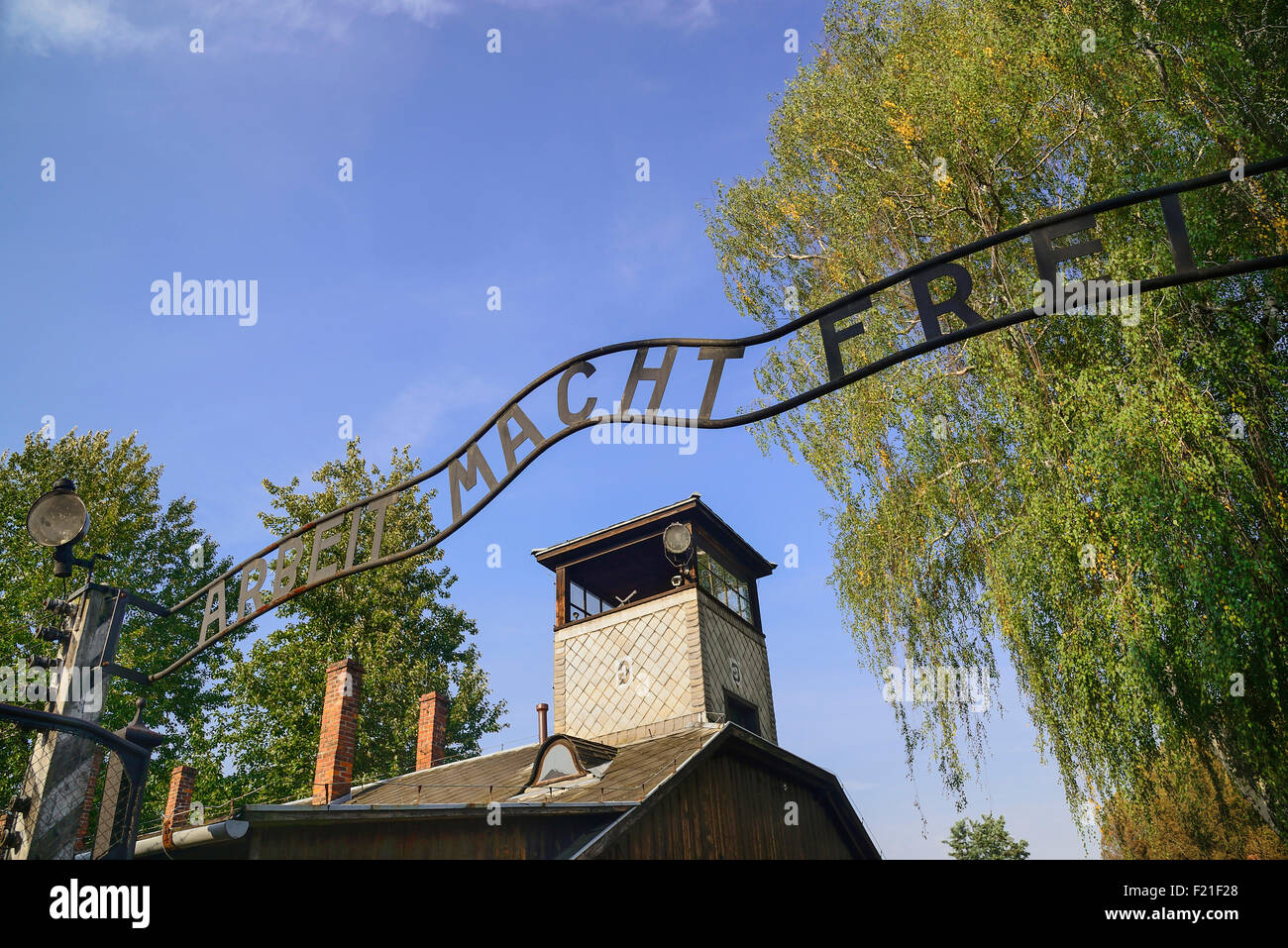 Polen, staatliches Museum Auschwitz-Birkenau, Auschwicz KZ, Motto "Arbeit Macht Frei" über dem Eingangstor. Stockfoto