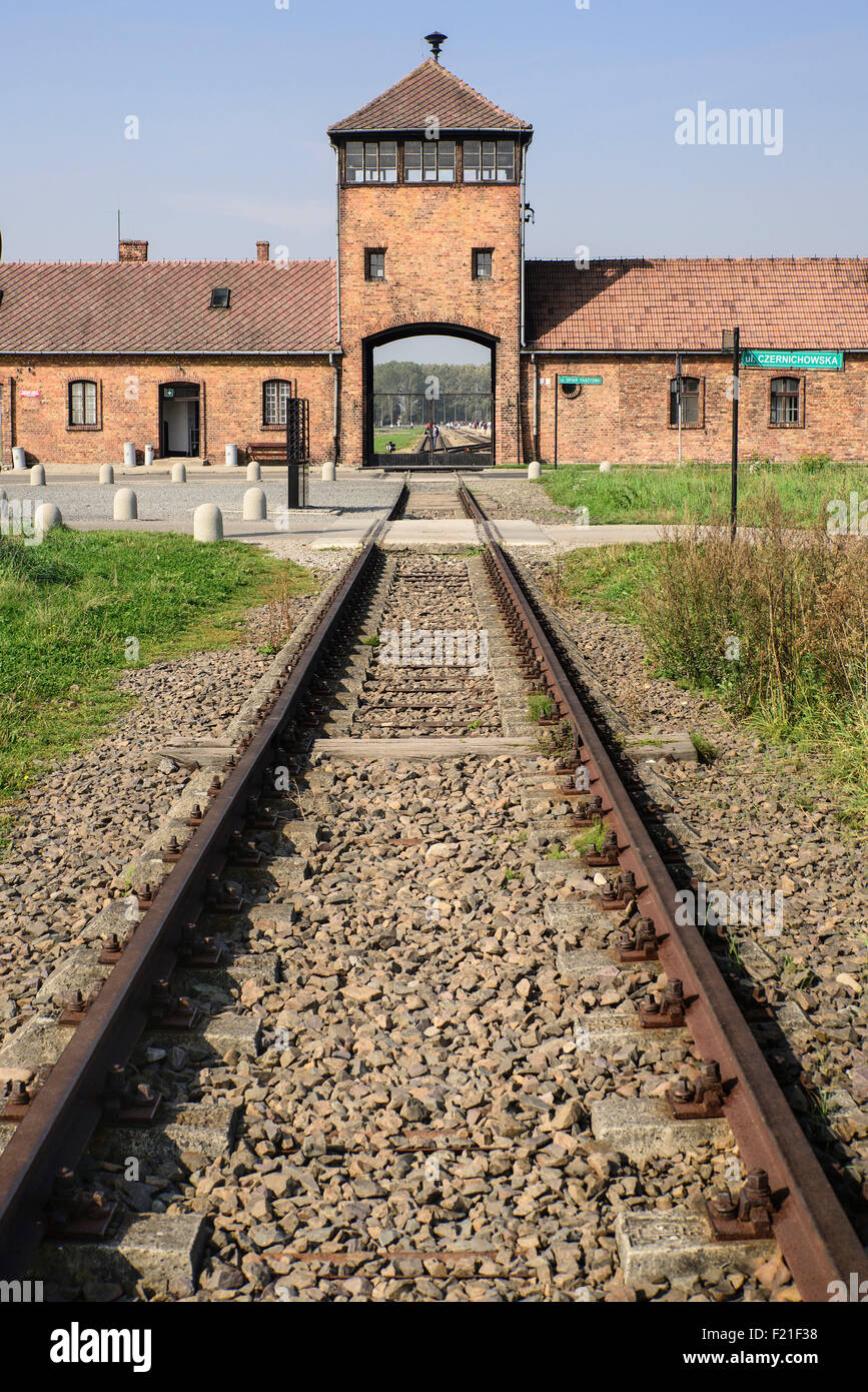 Polen, staatliches Museum Auschwitz-Birkenau, KZ Birkenau, Bahn verfolgt führenden zum Lager SS Wache Haupttor. Stockfoto