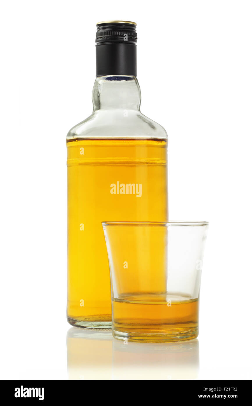 Ein Glas und eine Flasche alkoholisches Getränk auf weißem Hintergrund Stockfoto