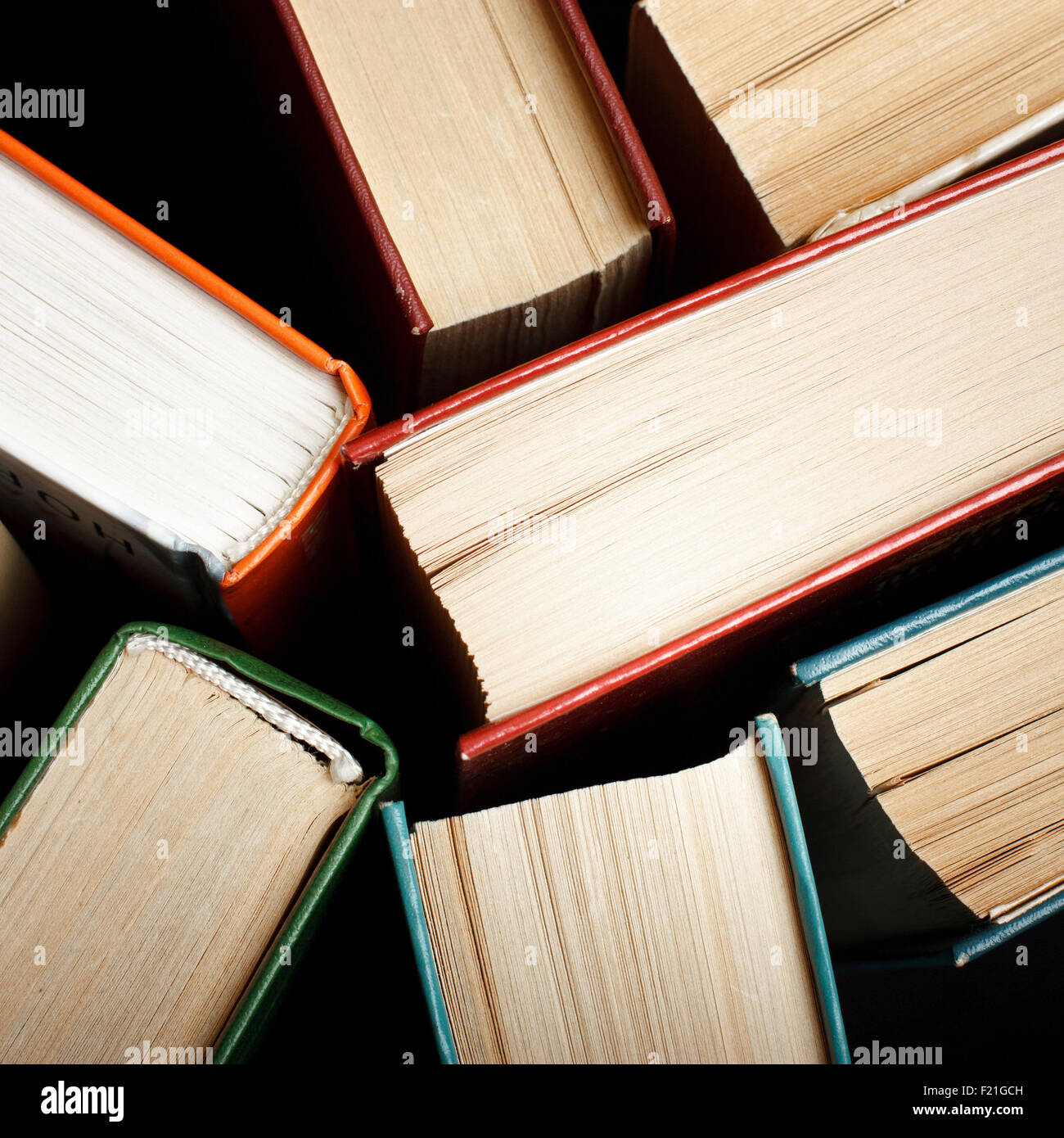 Alte und gebrauchte Hardcover Bücher oder Bücher von oben gesehen. Bücher und lesen sind unerlässlich für Selbstverbesserung, wissen und Erfolg in der Karriere, Geschäfts- und Privatleben zu gewinnen Stockfoto