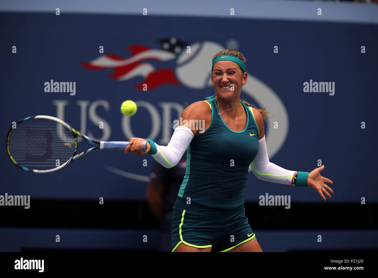 New York, USA. 9. September 2015. Victoria Azaraenka in Aktion gegen Rumäniens Simona Halep während ihr Viertelfinalspiel bei den US Open in Flushing Meadows, New York am Nachmittag des 9. September 2015.  Halep gewann das Match in drei Sätzen, um ins Halbfinale vorzudringen. Bildnachweis: Adam Stoltman/Alamy Live-Nachrichten Stockfoto