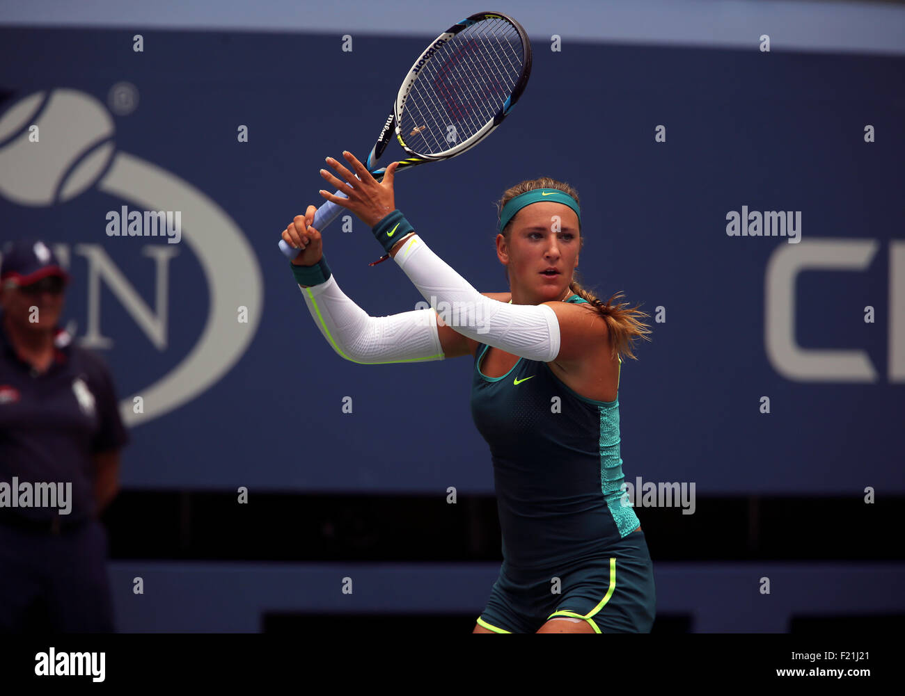 New York, USA. 9. September 2015. Victoria Azaraenka in Aktion gegen Rumäniens Simona Halep während ihr Viertelfinalspiel bei den US Open in Flushing Meadows, New York am Nachmittag des 9. September 2015.  Halep gewann das Match in drei Sätzen, um ins Halbfinale vorzudringen. Bildnachweis: Adam Stoltman/Alamy Live-Nachrichten Stockfoto