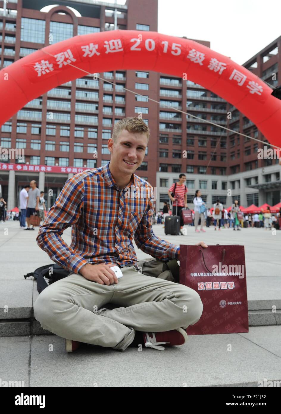 9. September 2015 - Beijing, Peking, CHN - Peking, CHINA - 9. September 2013: (Nur zur redaktionellen Verwendung. CHINA aus) eine spezielle Newcomerin steht nur unter diesen Schülern in der Renmin Universität am 9. September, Lin Guojing, 31 Jahre alt. Lin war ein Friseur, eine Supermarkt-Begleiter vor, und er studierte Junior College-Kurs in formalen Universität, dann bekam Sie einen Bachelor-Abschluss in Zhejiang University und einen Master-Abschluss in Shanghai University und bestehen der Prüfung erfahren Sie Ph. D in der Philosophie-Schule der Renmin University of China in diesem Jahr. Lin will ein Lehrer nach dem Studium sein. (Kredit-Bild: © SI Stockfoto