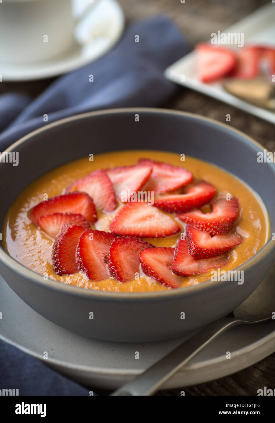 Tröstliche Squash-Porridge mit frischen Erdbeeren Stockfoto