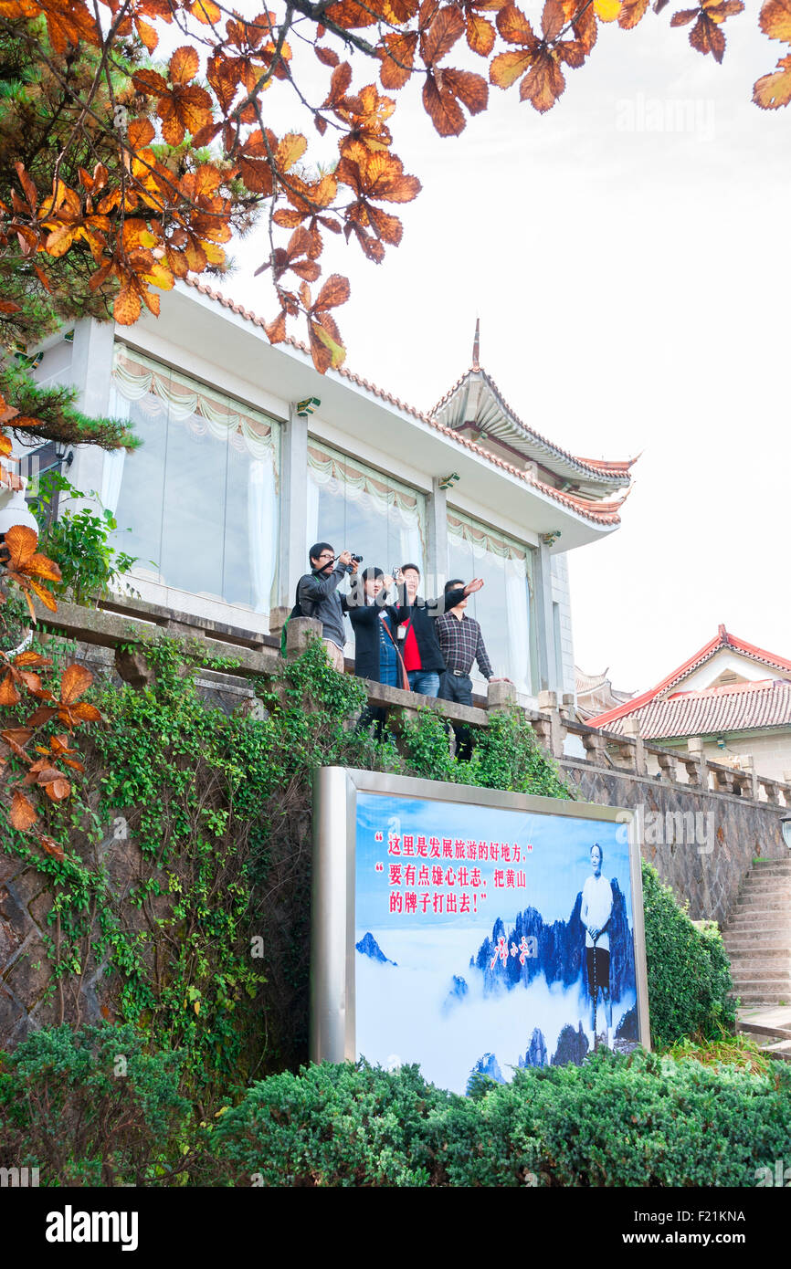 Asiatische Touristen mit Blick auf Landschaft von BeiHai Hotelterrasse an einem Herbsttag, gelben Berg Huang Shan, Provinz Anhui Stockfoto