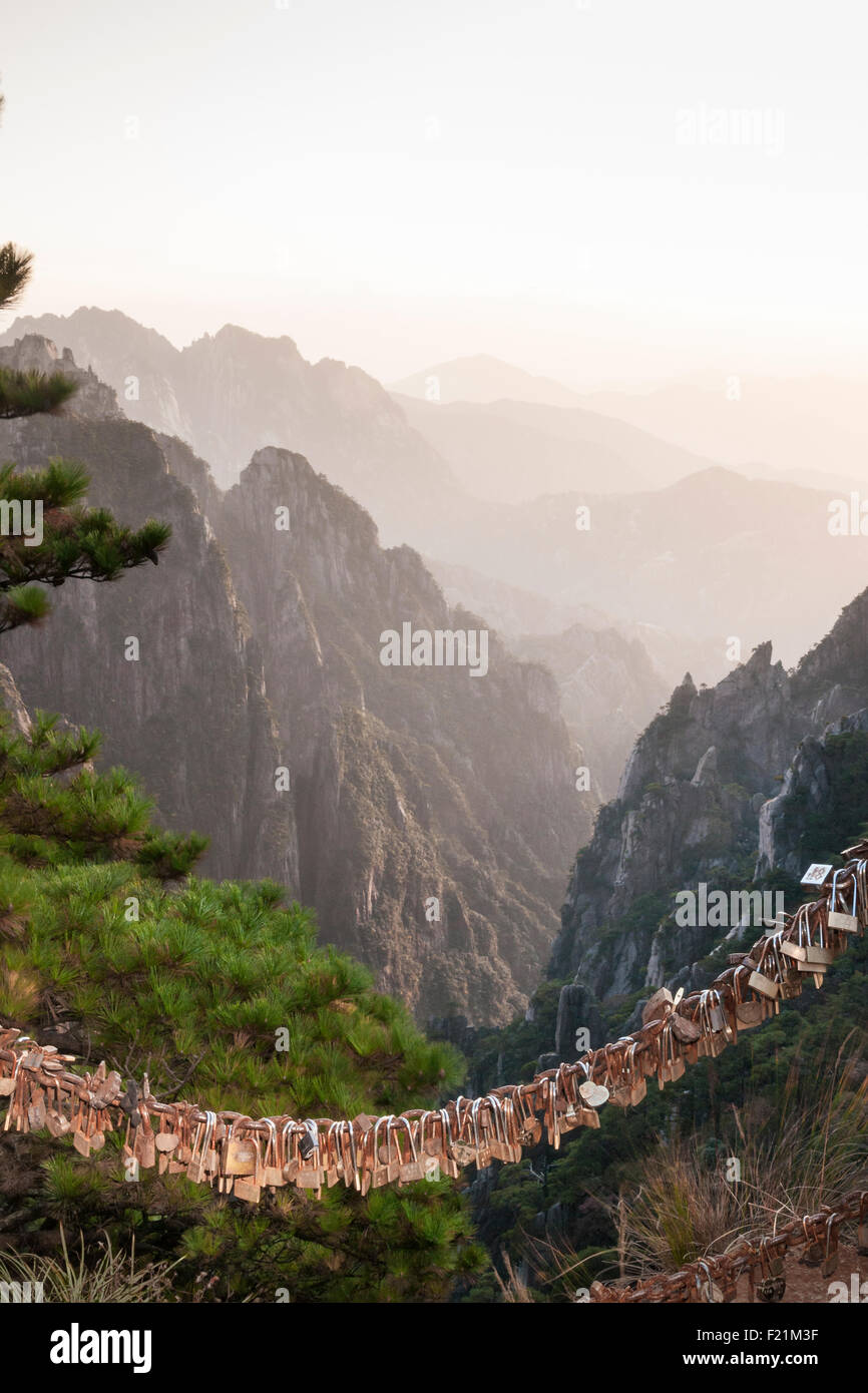 Reihe von kleinen Vorhängeschlössern, wo Paare ihre Liebe, die Westseite des gelben Berg, Cloud Pavillon, Huang Shan verkünden Stockfoto