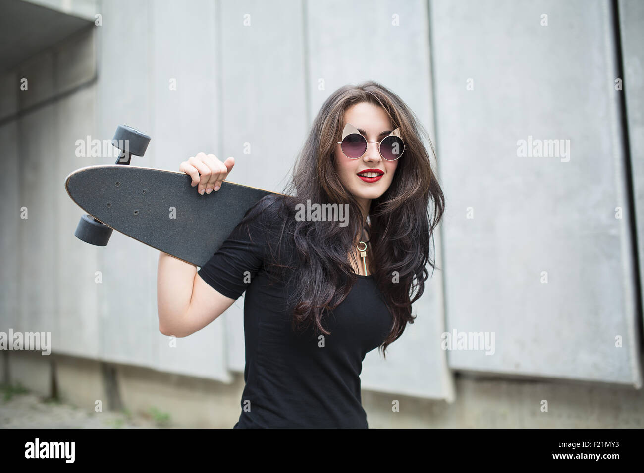 Stilvolle Teenager-Mädchen mit einem longboard Stockfoto