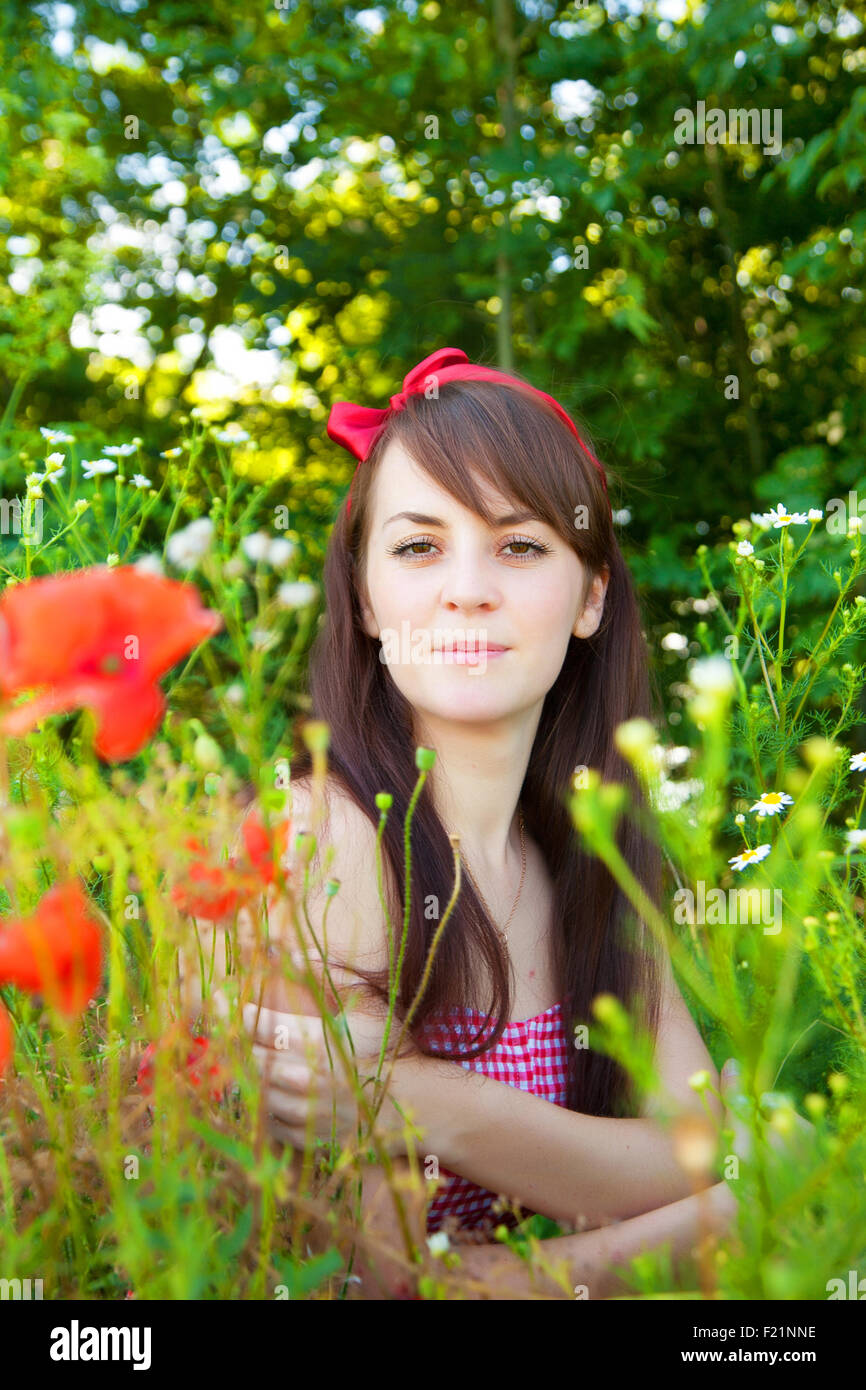 Porträt einer schönen jungen Frau in der Natur an einem sonnigen Sommertag Stockfoto