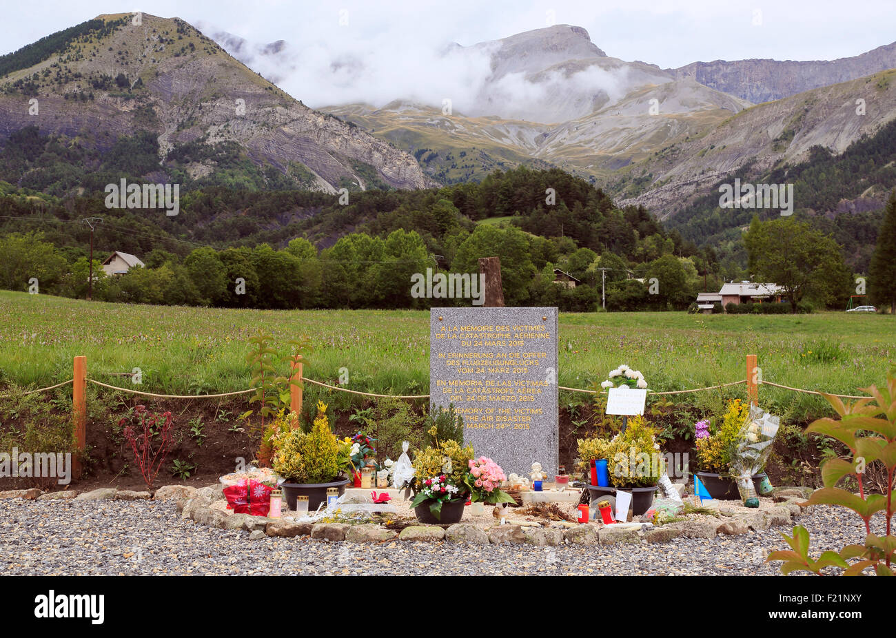 Denkmal in den französischen Alpen, Airbus A320, Germanwings, stürzte am Fuße des Bergmassivs Les Trois Évêchés auf März Stockfoto