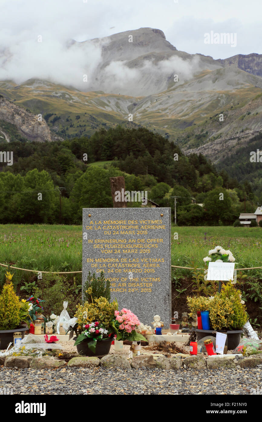 Denkmal in den französischen Alpen, Airbus A320, Germanwings, stürzte am Fuße des Bergmassivs Les Trois Évêchés auf März Stockfoto