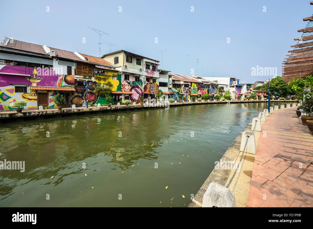 Bunt bemalte Häuser entlang des Flusses Malacca, Bezirk von Kampung Bakar Batu, Malacca oder Melaka, Malaysia Stockfoto