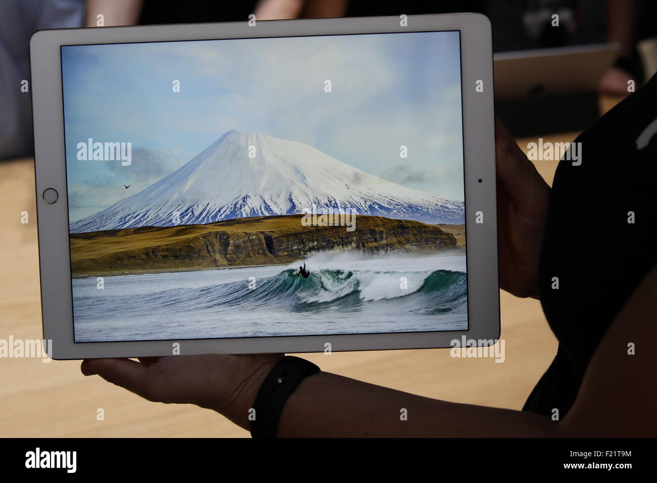 San Francisco, USA. 9. Sep, 2015. Eine Frau hält das neue iPad Pro während ein Apple Produkt-Präsentation in San Francisco, USA, 9. September 2015. Apple präsentiert zwei neue iPhone-Modelle, eine überarbeitete Version der Apple TV Box und dem größeren iPad Pro. Foto: Christoph Dernbach/Dpa - NO-Draht-SERVICE-/ Dpa/Alamy Live News Stockfoto