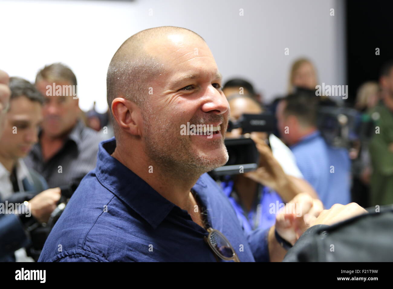 San Francisco, USA. 9. Sep, 2015. Design, Jony Ive, Apple-Chef lächelt nach ein Apple Produkt-Präsentation in San Francisco, USA, 9. September 2015. Apple präsentiert zwei neue iPhone-Modelle, eine überarbeitete Version der Apple TV Box und dem größeren iPad Pro. Foto: Christoph Dernbach/Dpa - NO-Draht-SERVICE-/ Dpa/Alamy Live News Stockfoto