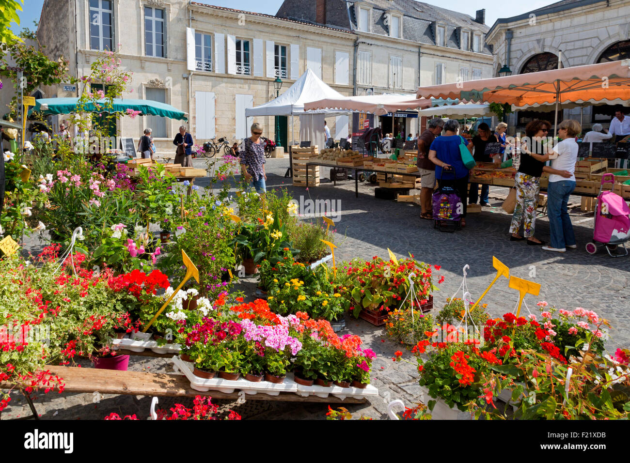Fußgängerzone im Stadtzentrum von Saint Jean d'Angély, Charente Maritime, Frankreich Stockfoto