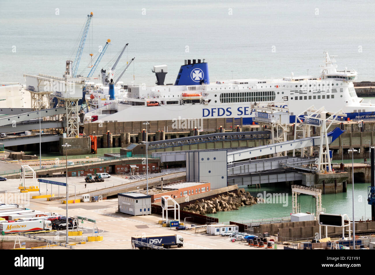 DFDS Seaways Fähren angedockt an den Hafen von Dover Stockfoto