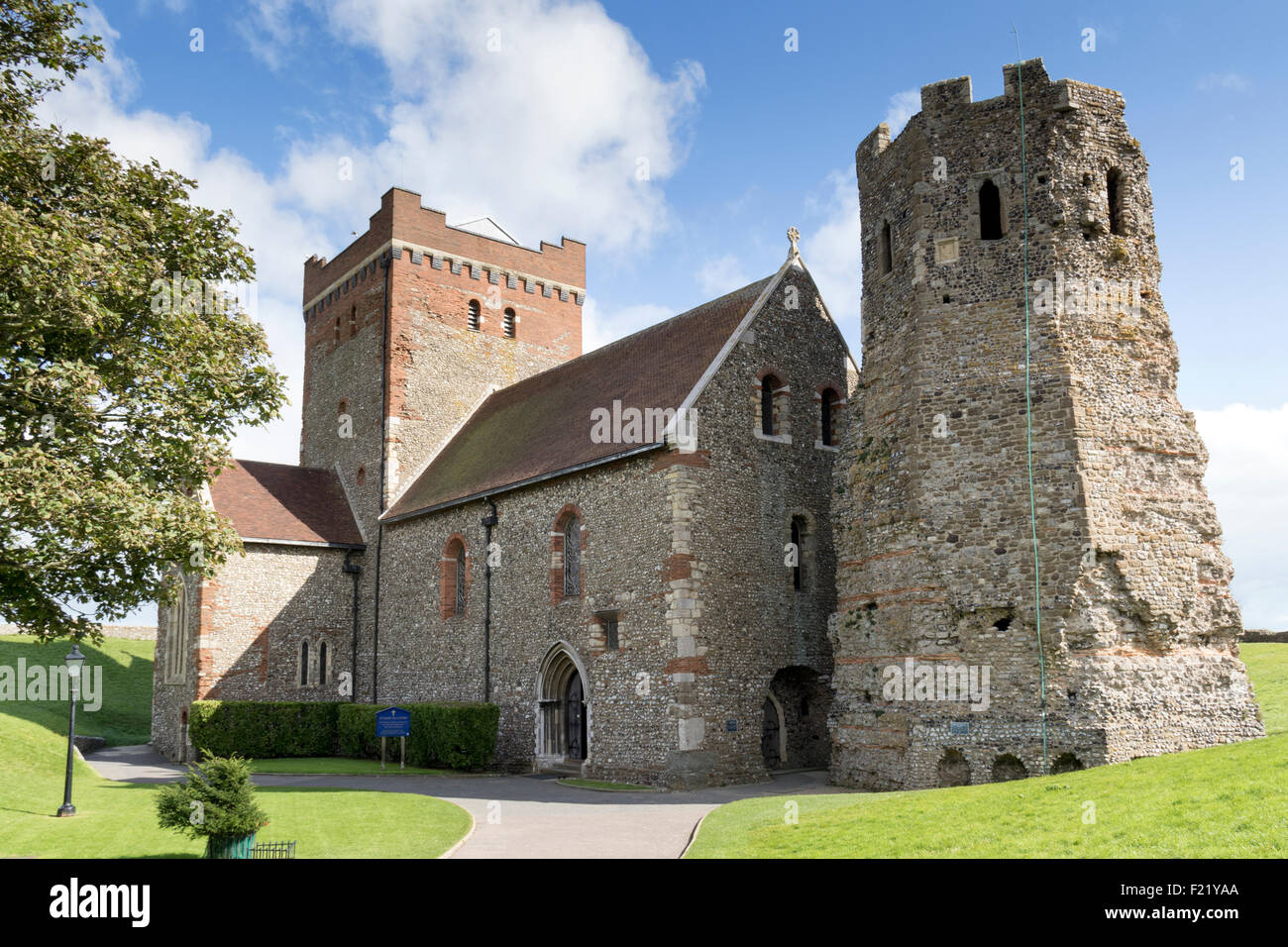 Der Roman Pharos und St. Maria in Castro-Kirche auf dem Gelände von Dover Castle in Kent Stockfoto