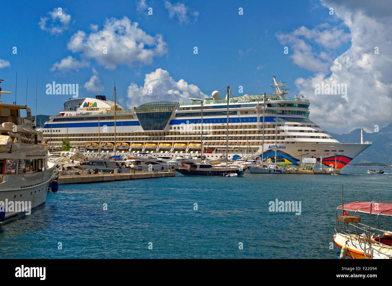 Hafen von Marmaris, Türkei. Kreuzfahrtschiff AIDA Diva am Kai. Stockfoto