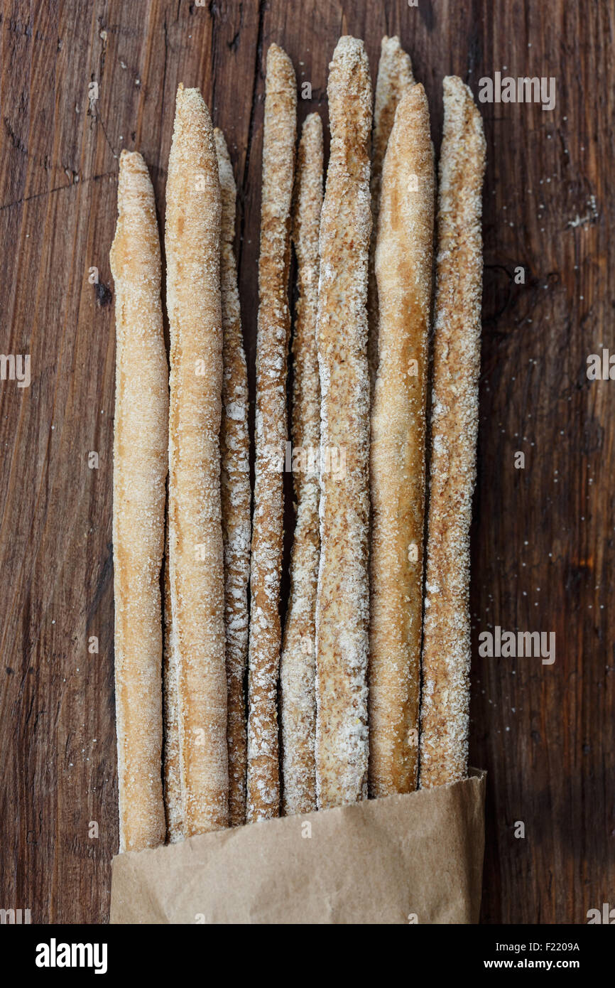 Rustikales italienisches Brot klebt auf hölzernen Hintergrund. Stockfoto