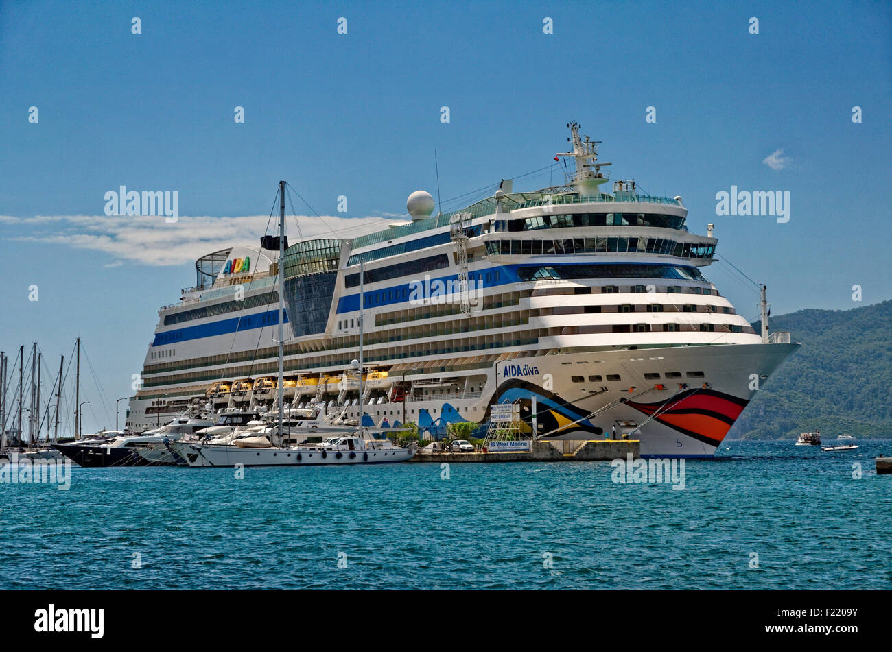 Kreuzfahrtschiff AIDA Diva am Kai im Hafen von Marmaris, Türkei. Stockfoto