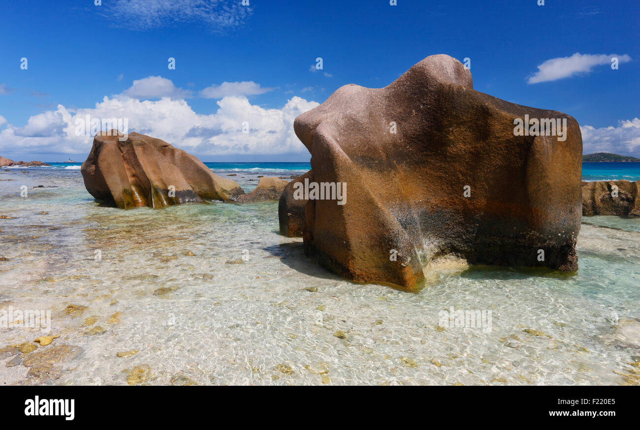 Granitfelsen auf Seychellen Strand, Insel La Digue. Stockfoto