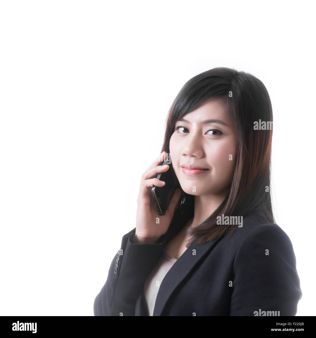 Asiatische Frau mit Telefon Mobil im Büro Geschäftskonzept auf weißem Hintergrund Stockfoto