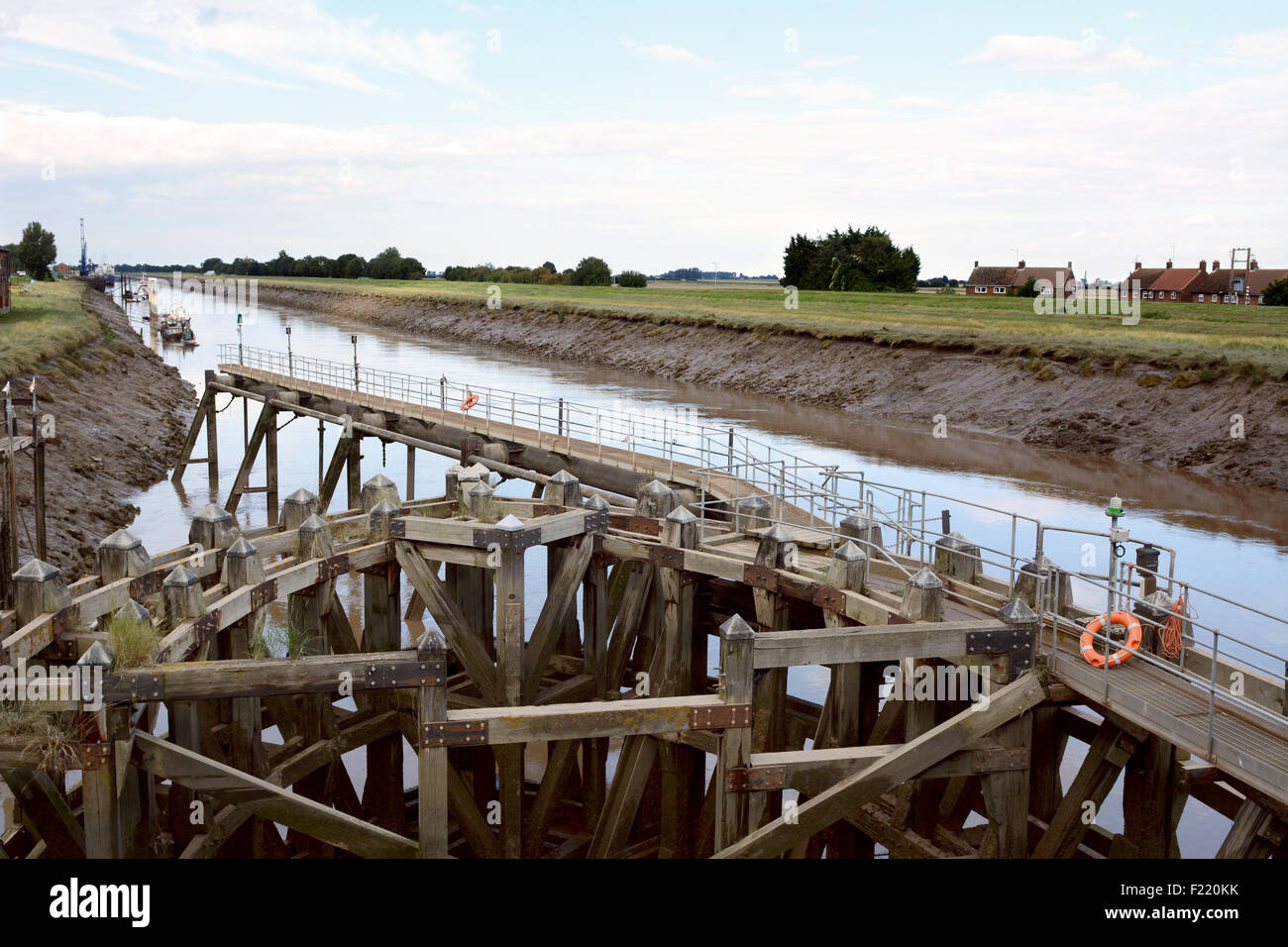 Ansatz am Fluss Nene bei Ebbe zur Crosskeys Brücke bei Sutton Bridge, Lincolnshire. Stockfoto