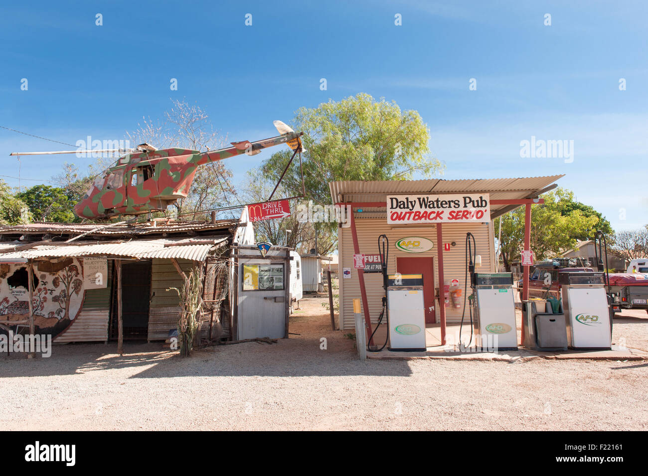 Eine Legende der Outback des Northern Territory: Daly Waters Pub. Hier: Tankstelle Stockfoto