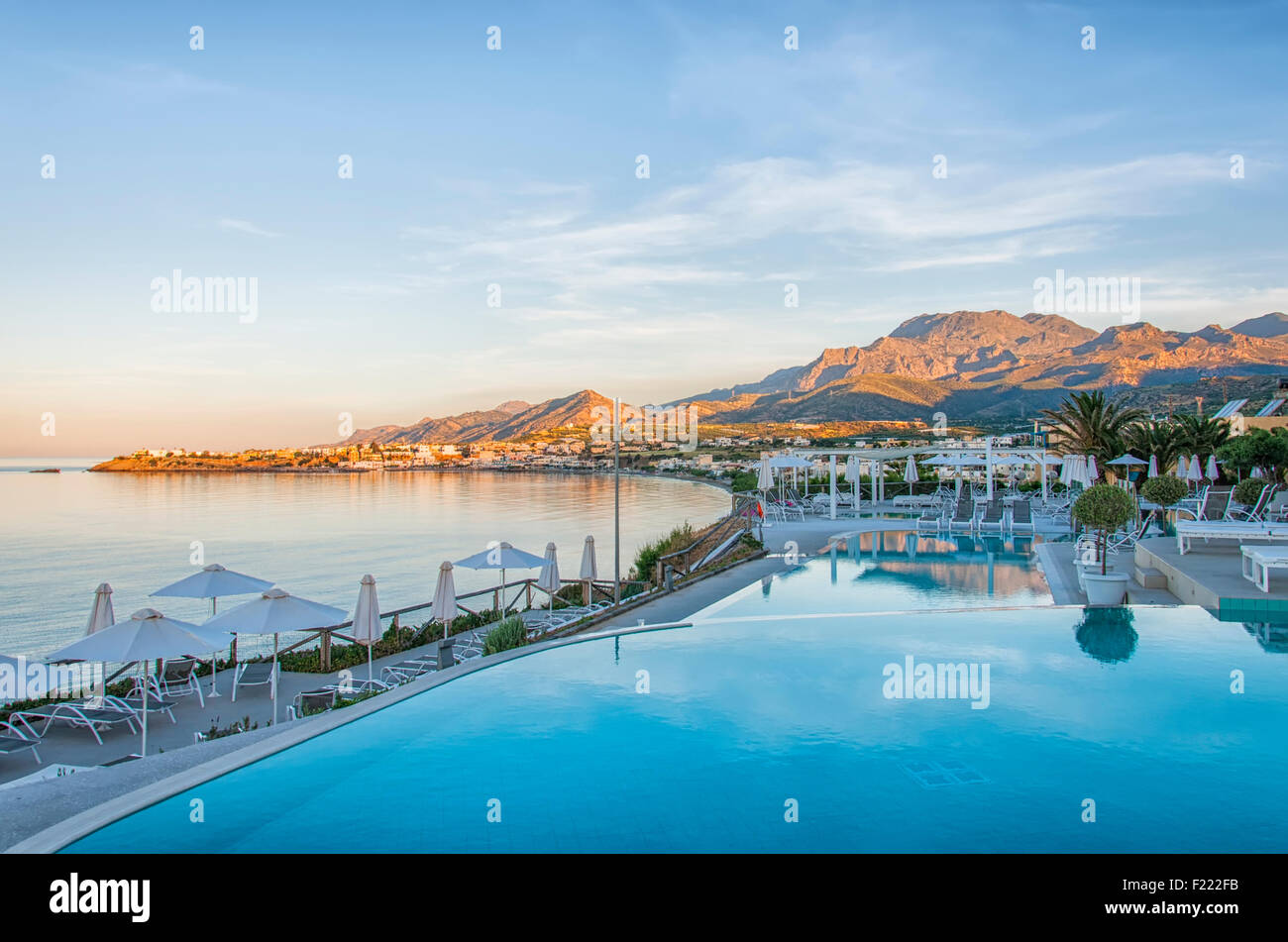 Einen luxuriösen Außenpool, ein Spa-Hotel-Lage inmitten. Stockfoto