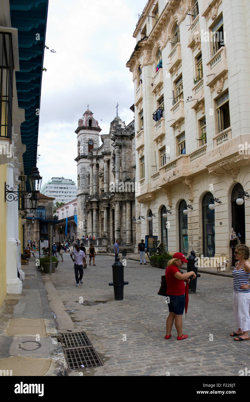 Eingabe von Plaza Catedral mit Catedral Sao Cristobal im Blick - Havanna - Kuba Stockfoto