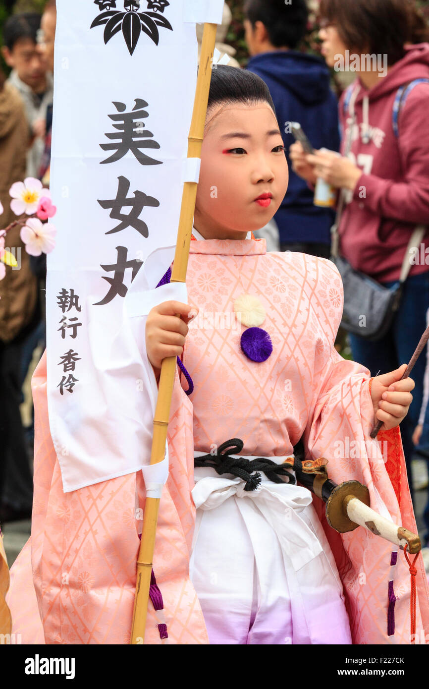 Genji Festival p [Parade in Japan. Junge Junge, 8-10 Jährige, gekleidet wie ein männlicher shirabyoshi Tänzerin aus der Heian Ära und die weiße Fahne. Stockfoto