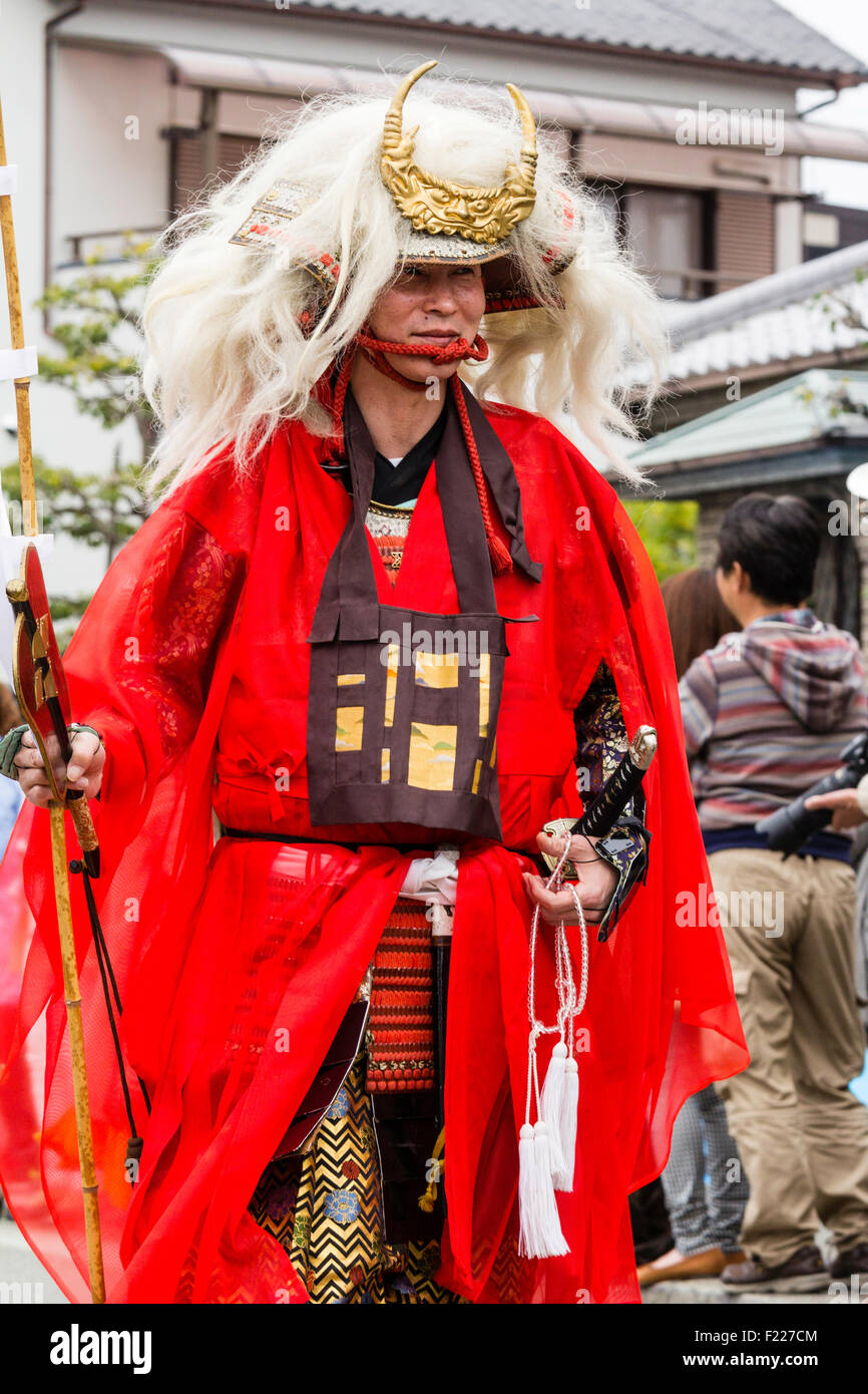 Japan, kawanishi, Osaka. Genji Festival. Samurai General, Warring states Ära, mit weißen yak Haar, und kabuto - mino Helm und roten Mantel. Stockfoto