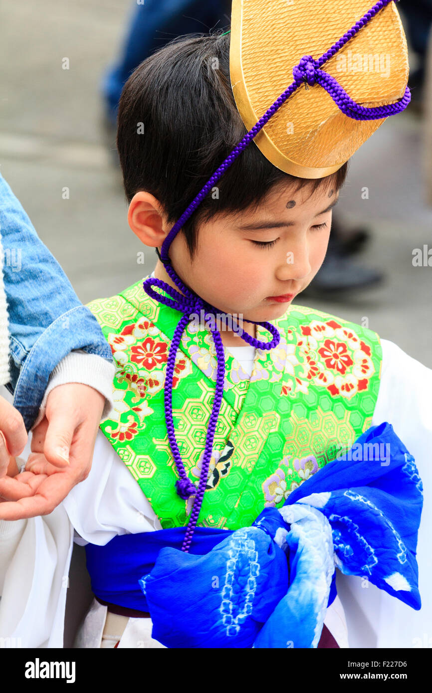 Genji Tada Heiligtum Festival. Parade der Kinder in der Heian-zeit Kostüm. Junge Junge, 6-8 Jahre alt, mit goldenen Hut, weißes Gewand und grüne Jacke. Stockfoto