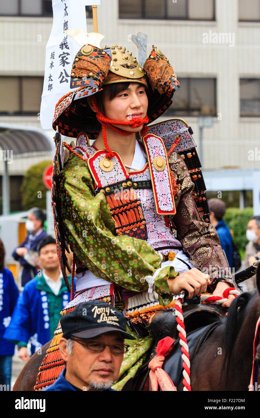 Genji Festival in Japan. Mann verkleidet in Samurai voller Rüstung zu Pferd führen durch die Straße von Steward während der Parade. Stockfoto