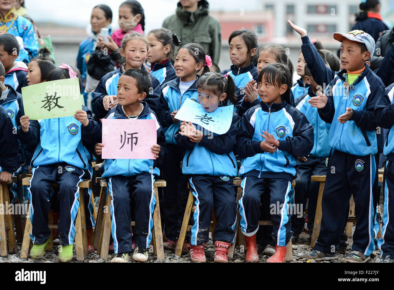 Guoluo. 10. Sep, 2015. Schülerinnen und Schüler jubeln für ihre ausgezeichneten Lehrer an einer Grundschule in Maqin Grafschaft von Guoluo tibetischen autonomen Präfektur von Nordwesten Chinas Provinz Qinghai, 10. September 2015. Eine Reihe von Veranstaltungen finden hier statt, anlässlich des 31. Lehrers Tag von China. © Wu Gang/Xinhua/Alamy Live-Nachrichten Stockfoto