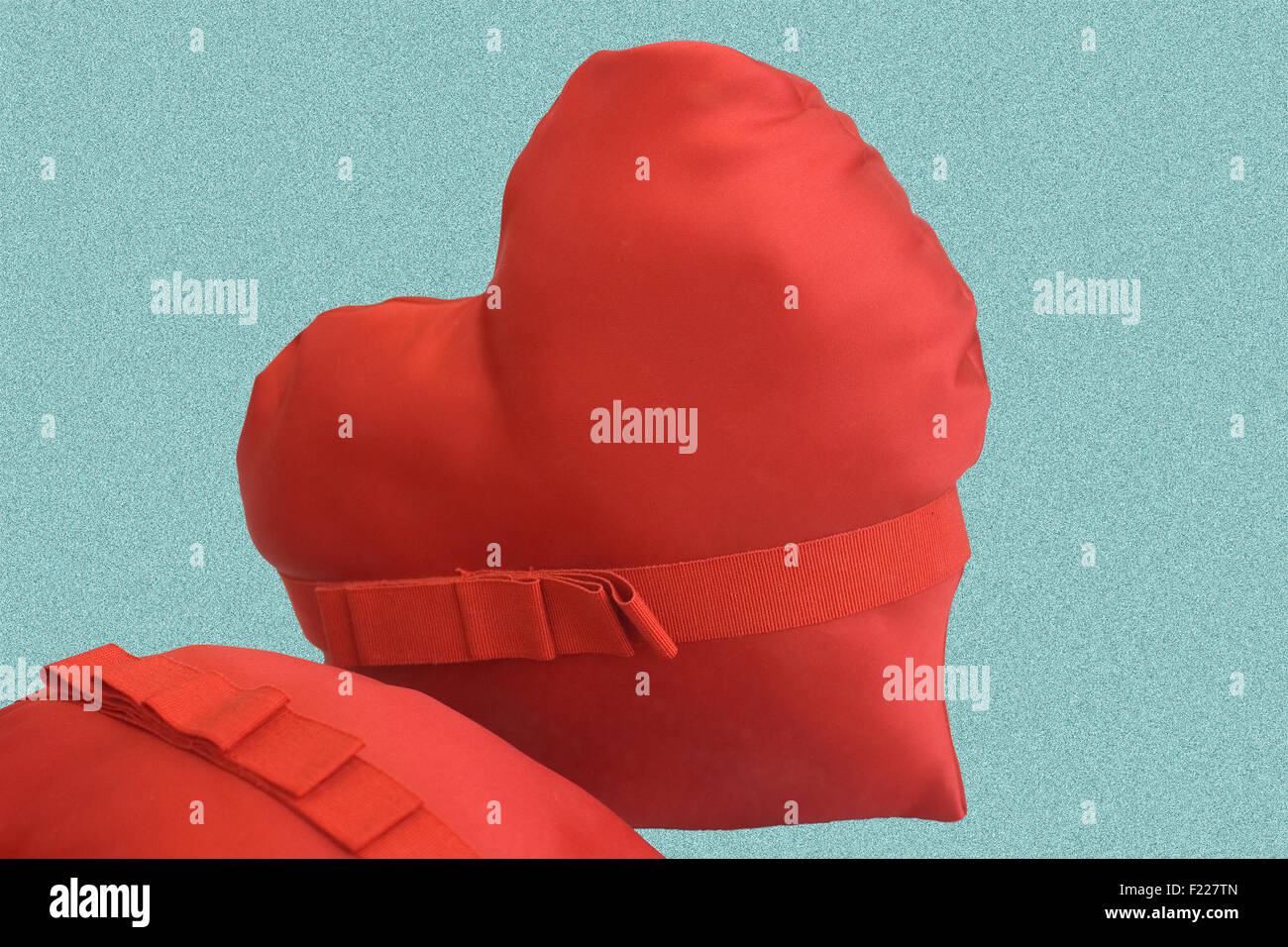 Herz-Kissen auf Cyan Hintergrund Stockfoto