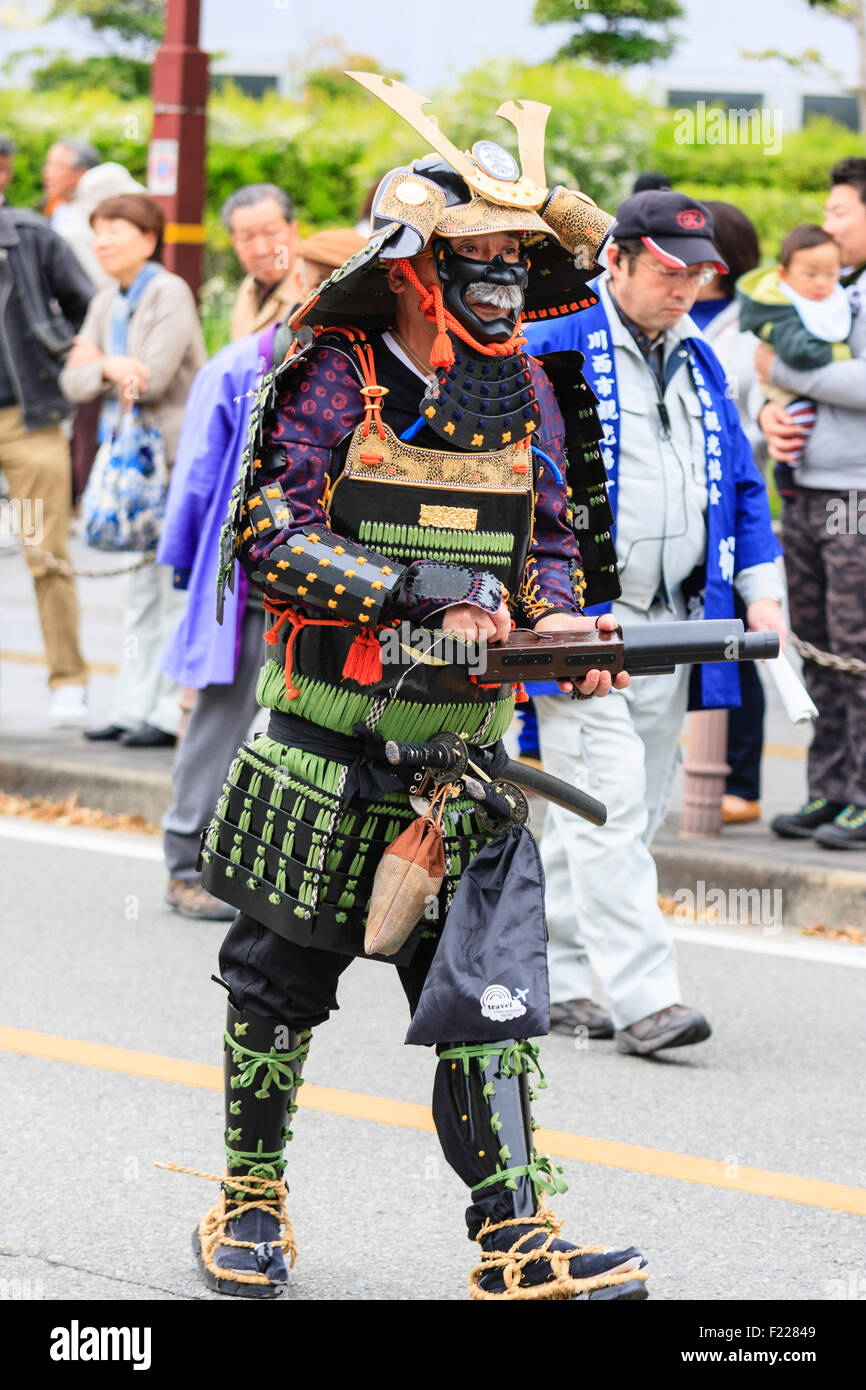 Tada Genji Parade in Japan. Samurai, in Erweckung Rüstung und Gesichtsmaske, Männer yoroi, der Edo Periode mit Hinawa - matchlock jyuu, Gewehr, marschieren. Stockfoto