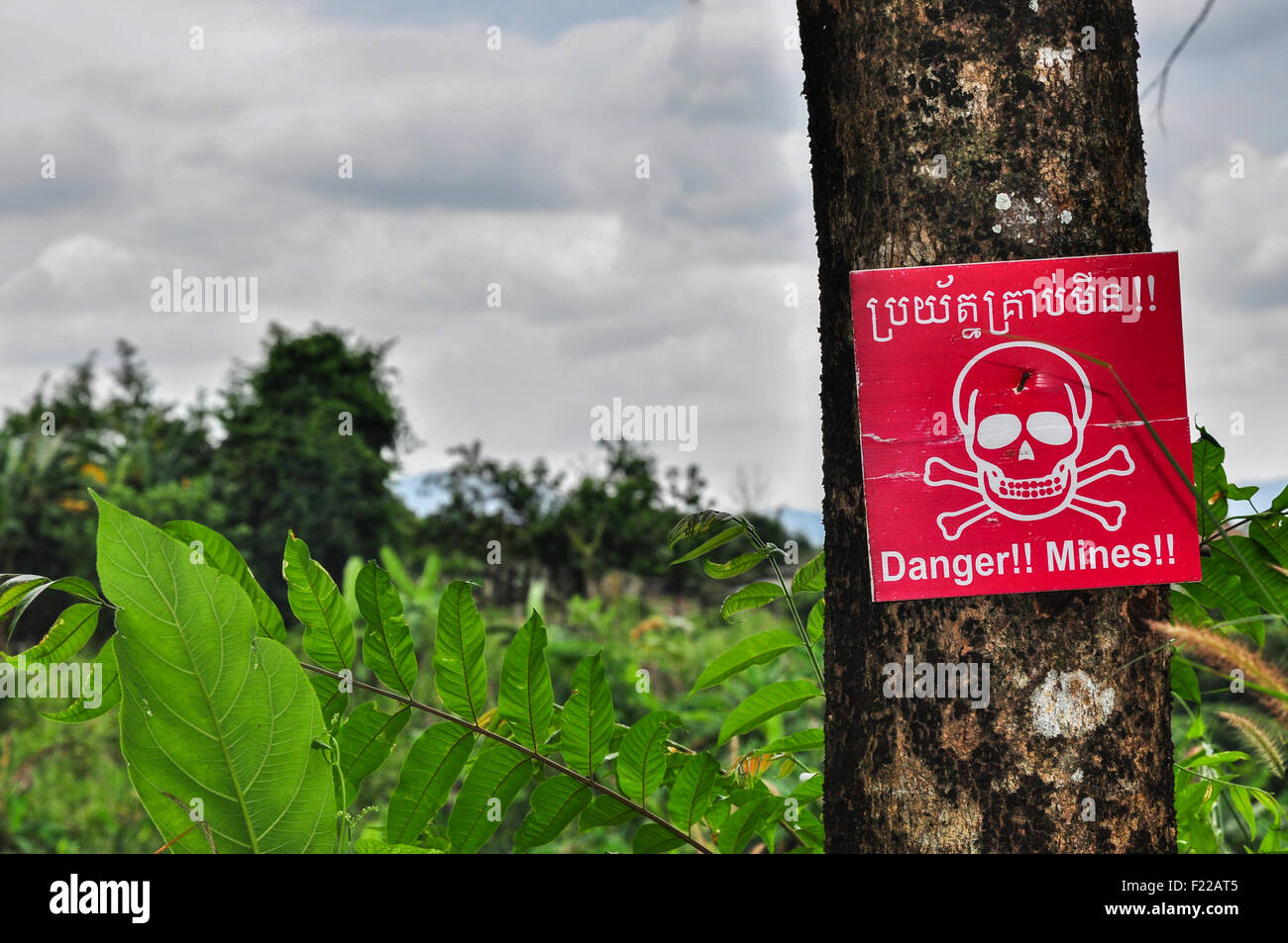 Landminen Gefahr rote Warnsignal auf dem Lande in Kambodscha Stockfoto