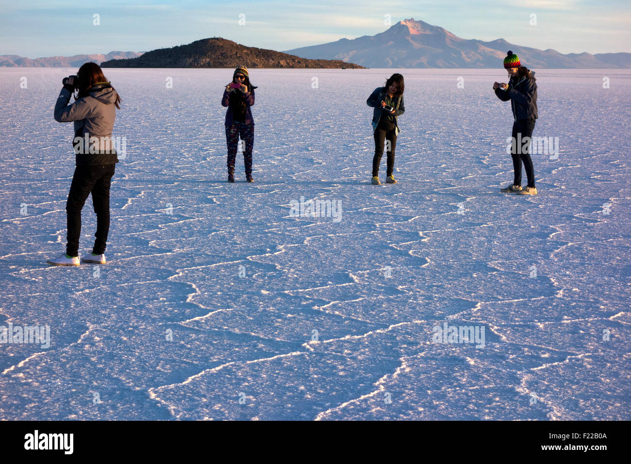 Touristen, die Bilder zu machen. Salar de Uyuni. Bolivien Stockfoto