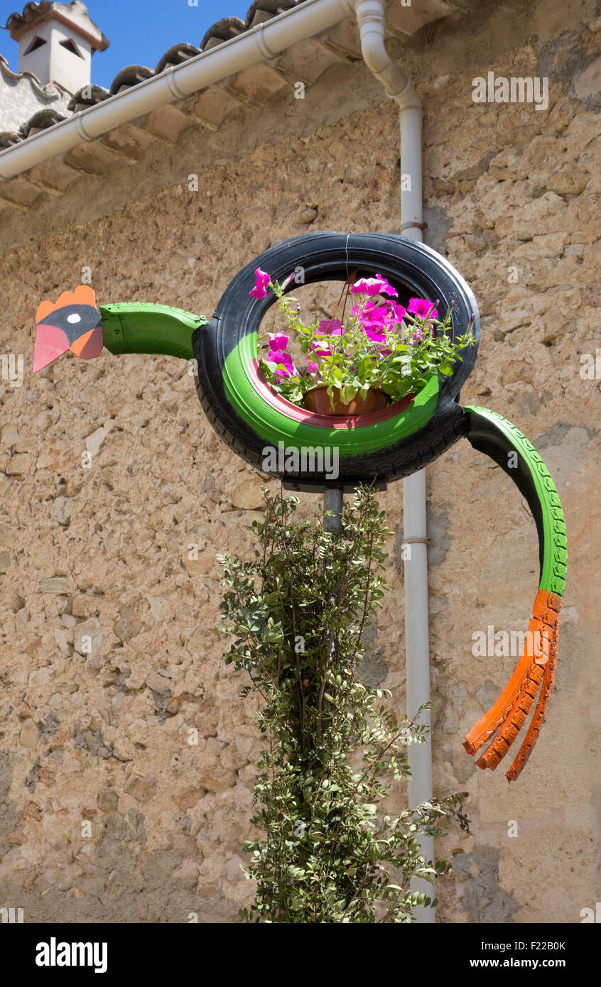 Recycelten Reifen als Blumentöpfe verwendet Stockfoto