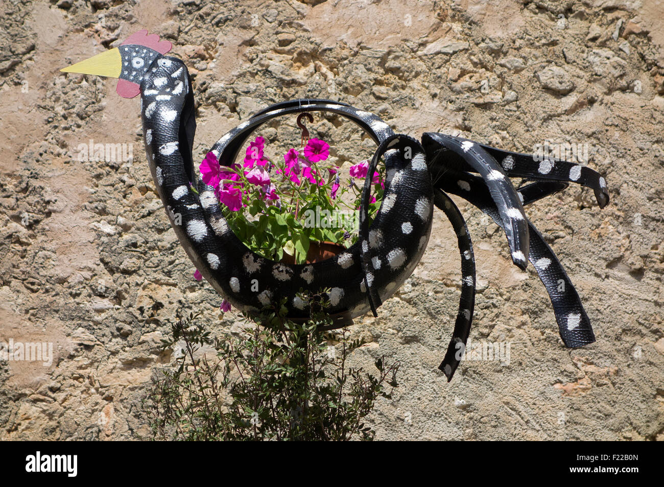 Recycelten Reifen als Blumentöpfe verwendet Stockfoto