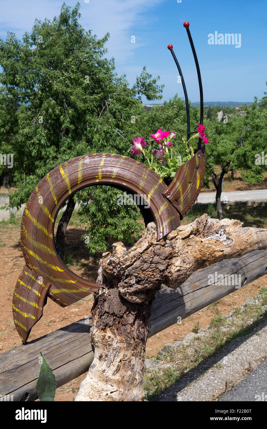 Dekorative Schnecken hergestellt aus recycelten Reifen. Stockfoto